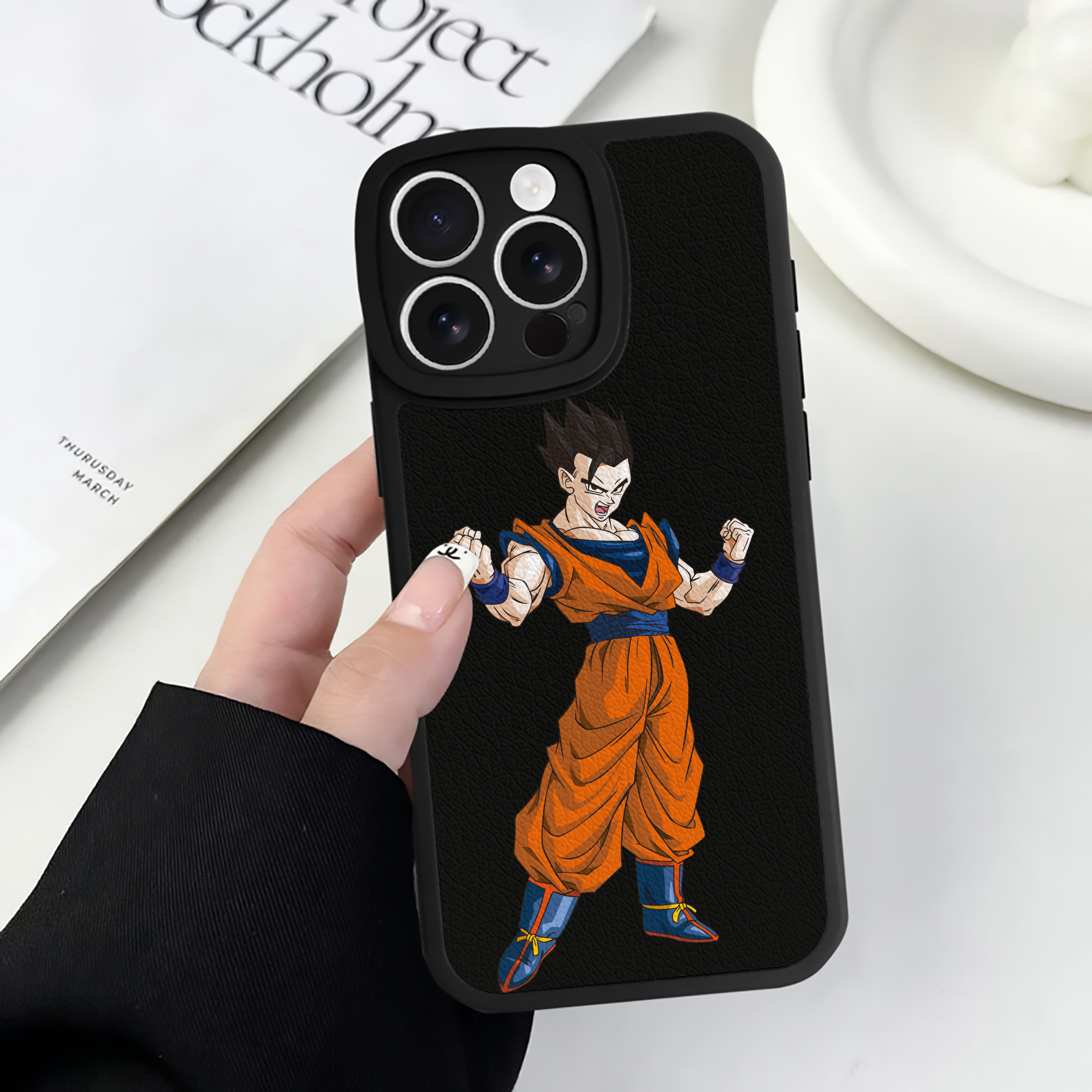（画像用） ドラゴンボール 孫 悟飯（そんごはん）DRAGON BALL Son Gohan 【iPhone 16シリーズ対応】シリコンスマホケース（レザー調） 材質：シリコン